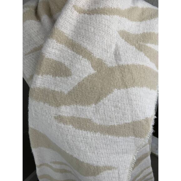 A New Day Brushed Blanket Fringe Scarf Zebra White Beige Women's One Size New - Picture 3 of 5